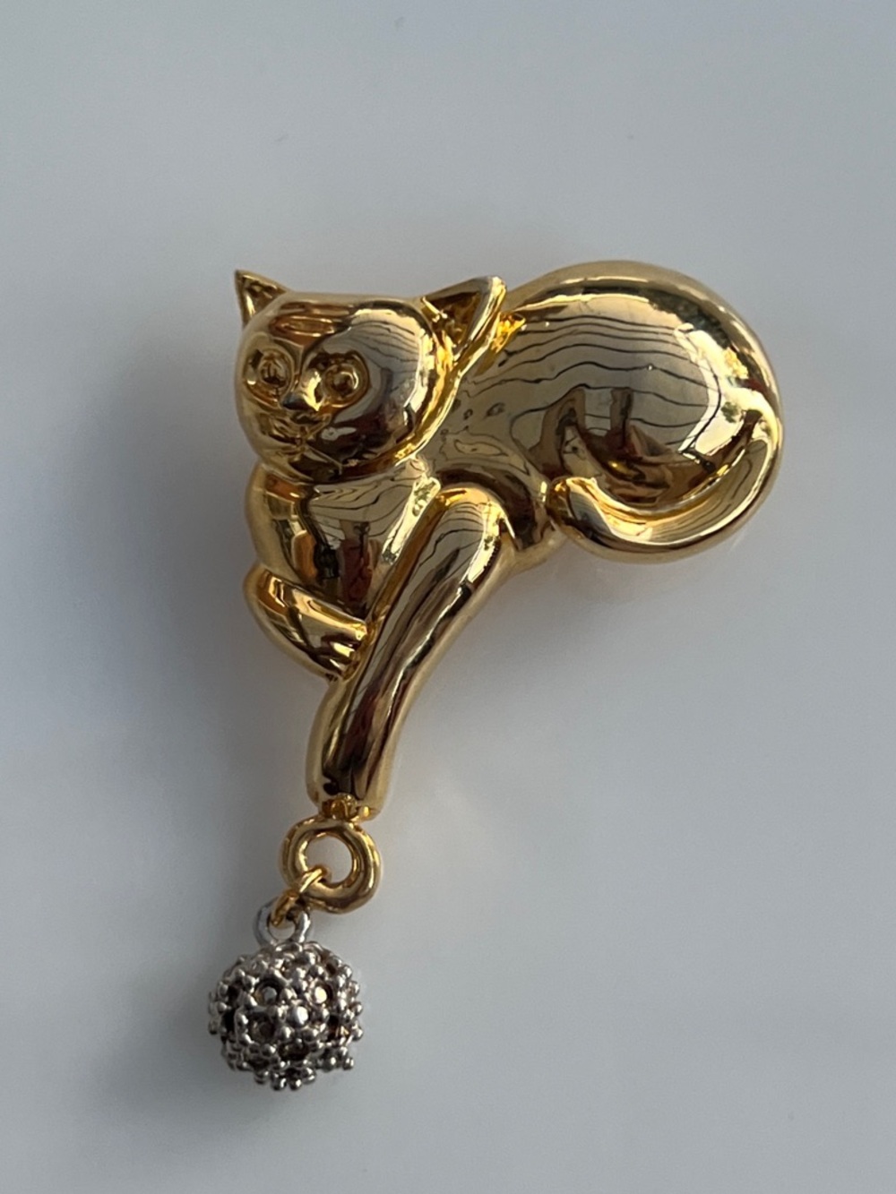 Vintage Cat Brooch Pin Dangle Ball Gold Tone Figural Animal Jewelry